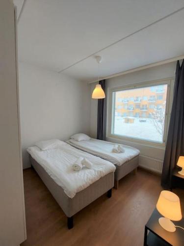 - 2 lits dans une chambre avec fenêtre dans l'établissement Kotimaailma - Tyylikäs kolmio Tikkurilassa, à Vantaa