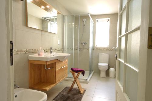 un bagno con lavandino, doccia e WC di Senglea medieval house a Senglea