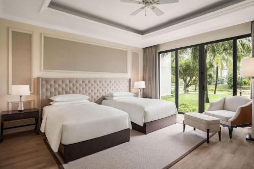 Postel nebo postele na pokoji v ubytování Sheraton Phu Quoc Long Beach Resort