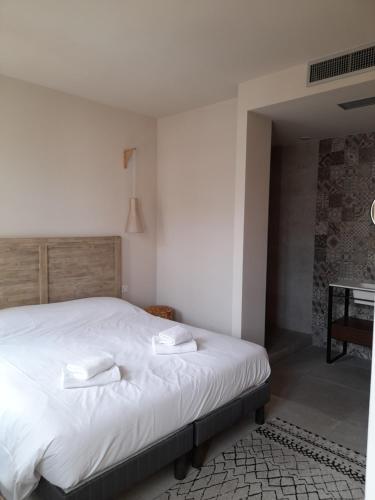 サン・レミ・ド・プロヴァンスにあるApparts Et Lofts Bistrot Des Alpillesのベッドルーム1室(白いベッド1台、枕2つ付)