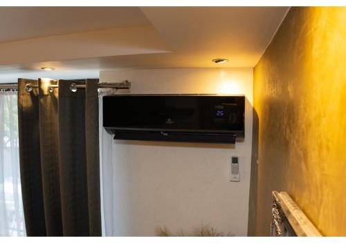 Suites Aix la Chapelle, Exclusive Apartments, Wellness and more, Aachen Cityにあるテレビまたはエンターテインメントセンター