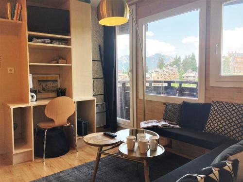 un salon avec un canapé et une table dans l'établissement Appartement 2 chambres avec balcons, au cœur de la station, proche pistes et commerces - FR-1-634-88, à Morzine