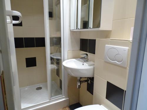 une petite salle de bain avec un lavabo et une douche dans l'établissement Appartement 2 chambres avec balcons, au cœur de la station, proche pistes et commerces - FR-1-634-88, à Morzine