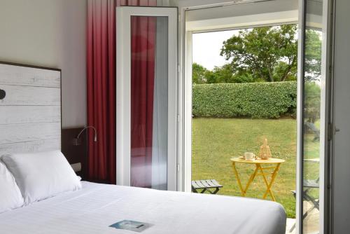 Letto o letti in una camera di Hôtel Kyriad La Rochelle Centre Ville