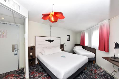 Letto o letti in una camera di Hôtel Kyriad La Rochelle Centre Ville