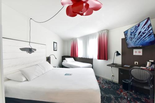 Letto o letti in una camera di Hôtel Kyriad La Rochelle Centre Ville