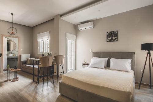 Ederlezi Habitat Apartments في بيرايوس: غرفة نوم مع سرير وغرفة طعام