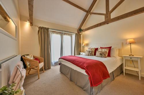 um quarto com uma cama grande e uma janela em Finest Retreats - The Burrow at Conygre Farm em Pewsey