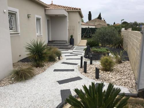 Villa moderne piscine privée calme soleil près de Nîmes