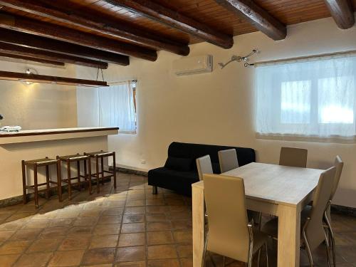 une chambre avec une table et des chaises ainsi qu'une cuisine dans l'établissement Li Cuti Apartments, à Catane