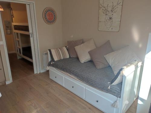 un lit avec des oreillers dessus dans une chambre dans l'établissement studio 24M, cool les Orres 1650, aux Orres