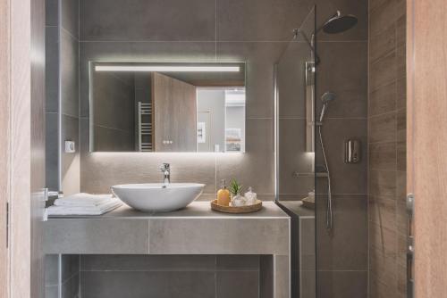 Ederlezi Habitat Apartments في بيرايوس: حمام مع حوض ودش