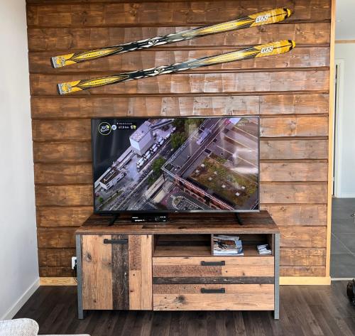 TV a/nebo společenská místnost v ubytování Fjällstugan i Funäsdalen