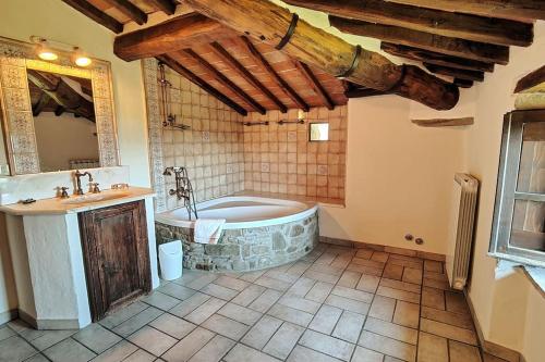 La grande salle de bains est pourvue d'une baignoire et d'un lavabo. dans l'établissement Caprese Michelangelo - Villa vista lago, à Caprese Michelangelo