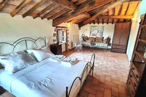 - une chambre avec un lit et un salon avec un canapé dans l'établissement Caprese Michelangelo - Villa vista lago, à Caprese Michelangelo