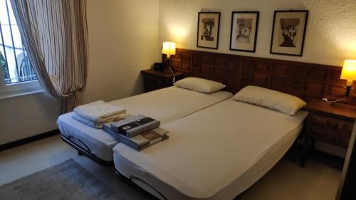 a bedroom with two twin beds and two lamps at A little paradise with super views in Almuñecar in Almuñécar