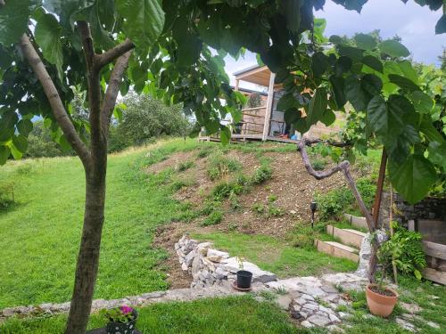 einen Garten vor einem Haus mit einem Baum in der Unterkunft oddih pr Toniqu in Most na Soči