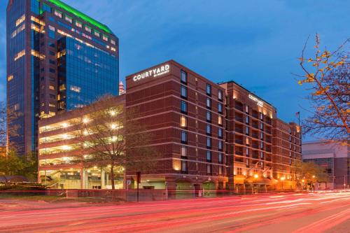 a building on a city street with buildings at Courtyard Louisville Downtown in Louisville