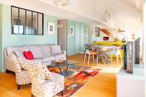 un salon avec un canapé et une table dans l'établissement Au Fil de L'Erdre - Spacieux appt avec terrasse, à Nantes