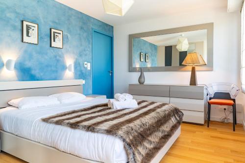 una camera con un grande letto e uno specchio di Au Fil de L'Erdre - Spacieux appt avec terrasse a Nantes