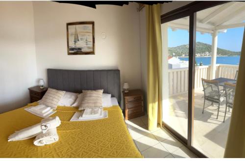 1 dormitorio con 2 camas y balcón en Villa I Karma en Tisno
