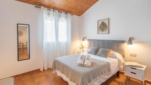 ein Schlafzimmer mit einem Bett mit zwei weißen Handtüchern darauf in der Unterkunft El Reposo Alhaurín de la Torre by Ruralidays in Alhaurín de la Torre