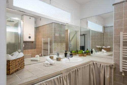 une salle de bain avec deux lavabos et un grand miroir dans l'établissement Sunlight Properties - La Plage - Juan Les Pins - 100m from the beach, à Antibes