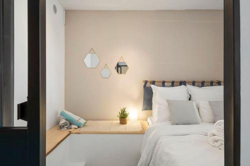 une chambre avec un lit et une table avec une plante dans l'établissement Sunlight Properties - La Plage - Juan Les Pins - 100m from the beach, à Antibes