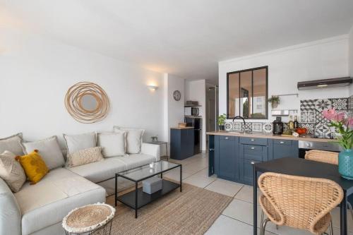 un salon avec un canapé et une cuisine dans l'établissement Sunlight Properties - La Plage - Juan Les Pins - 100m from the beach, à Antibes