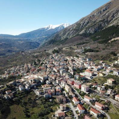 een luchtzicht op een stad in de bergen bij Ostello della gioventù Intera struttura in Lama dei Peligni