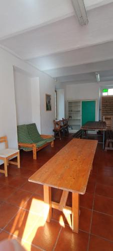 een woonkamer met een houten tafel en stoelen bij Ostello della gioventù Intera struttura in Lama dei Peligni