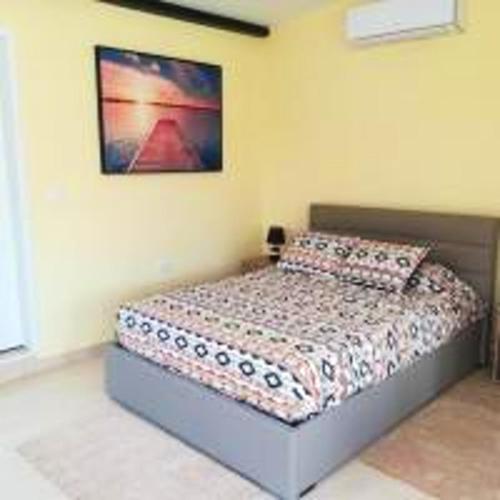 um quarto com uma cama e uma fotografia na parede em Studio with shared pool enclosed garden and wifi at Monchique em Monchique