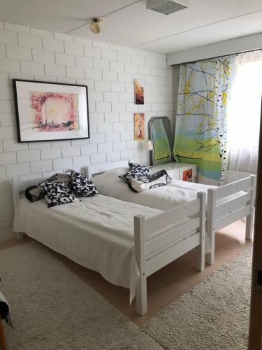 sypialnia z 2 łóżkami z poduszkami w obiekcie Papula-huoneisto 