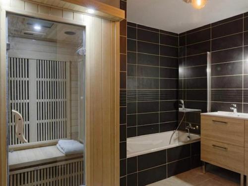 La salle de bains est pourvue d'une douche, d'une baignoire et d'un lavabo. dans l'établissement Maison Villard-de-Lans, 5 pièces, 10 personnes - FR-1-548-38, à Villard-de-Lans