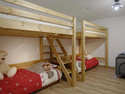 - une chambre avec 2 lits superposés et un ours en peluche dans l'établissement Maison Villard-de-Lans, 5 pièces, 10 personnes - FR-1-548-38, à Villard-de-Lans