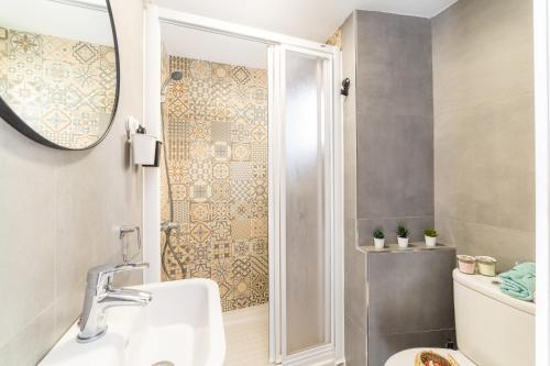 ein Badezimmer mit Toilette, Waschbecken und Dusche in der Unterkunft Casa Maruchi - Studio 2 in Almería