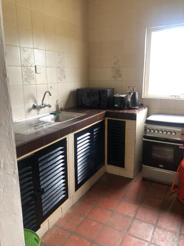 Dapur atau dapur kecil di Wayside Beach Apartments