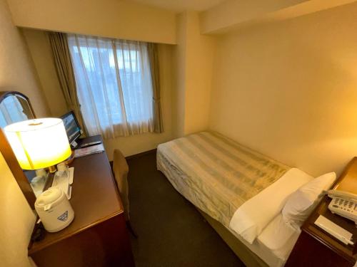 市原市にあるIchihara Marine Hotel - Vacation STAY 01289vのベッドと窓が備わるホテルルーム