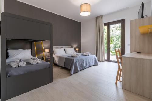 1 dormitorio con 2 camas y un espejo grande en Agriturismo San Nicolino, en Offida