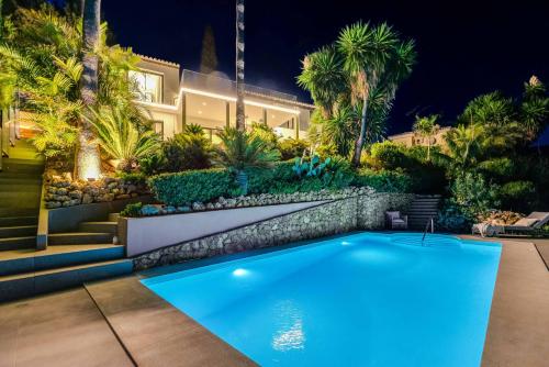Top Renovated 4BDRM Luxury Villa - Frontline Golf