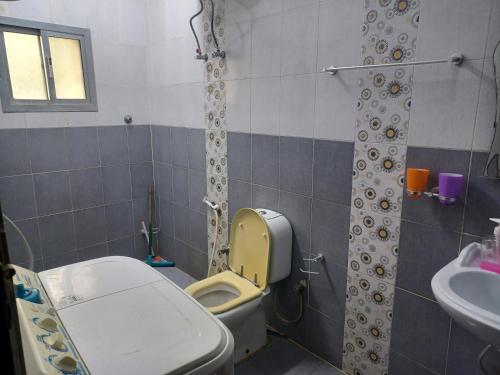 bagno con servizi igienici e lavandino di إستديو بصالة كبيرة a Salalah