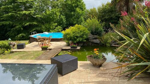 a backyard with a swimming pool and a garden at Au bon endroit in Sevremont