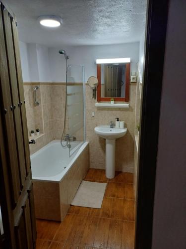 La salle de bains est pourvue d'une baignoire et d'un lavabo. dans l'établissement Casa VistaBahía, à Malaga