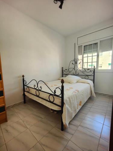 1 dormitorio con 1 cama grande en una habitación en Apartamento en la playa, en Cunit