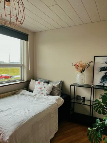 Ένα ή περισσότερα κρεβάτια σε δωμάτιο στο Family villa in suburban Reykjavik