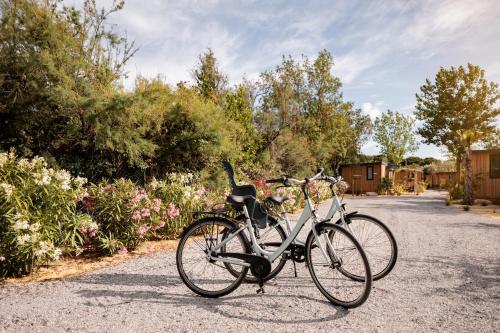 een fiets geparkeerd aan de kant van een weg bij Beach Resort Agde in Le Grau-dʼAgde