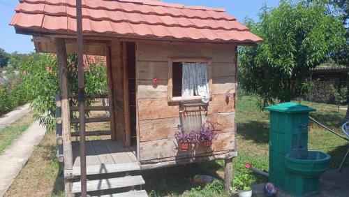 una pequeña casa de madera con techo rojo en House Stefanovic 