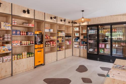 una tienda de comestibles con una máquina expendedora de naranjas en una habitación en Beach Resort Agde en Le Grau-dʼAgde