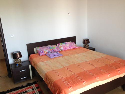 Un pat sau paturi într-o cameră la Apartments Svetlana