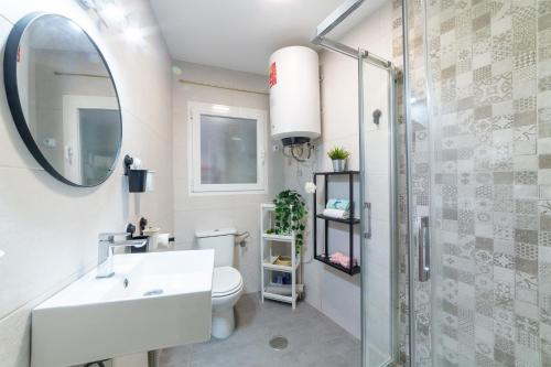 y baño con aseo, lavabo y ducha. en Casa Maruchi - Apartamento en Almería